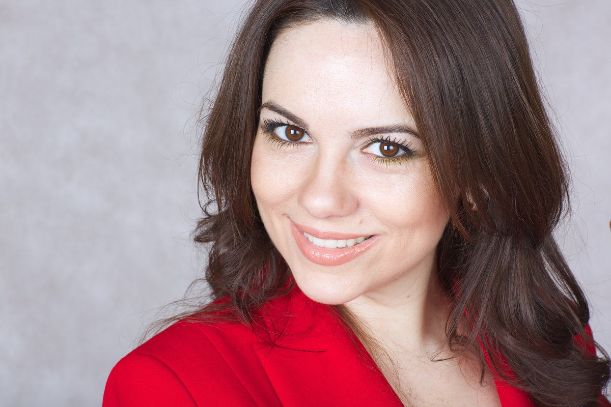 A smiling charming young woman between 30 and 40 years old.